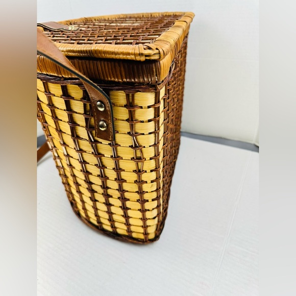 Vintage Vertical Picnic Basket With Floral Cloth Lining and leather strap - Picture 9 of 10